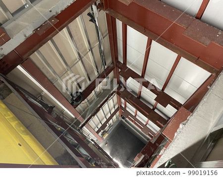 電梯井內 電梯井內 99019156