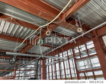 正在建設中的鋼結構建築的室內景觀 99019516