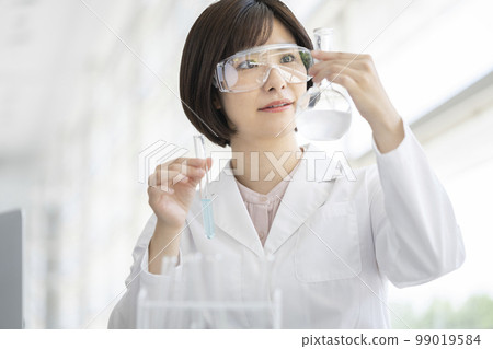 一個穿白大衣的女人在做實驗 99019584