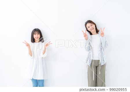 Parent and child line up Good friends peace Parent and child line up Good friends peace 99020955