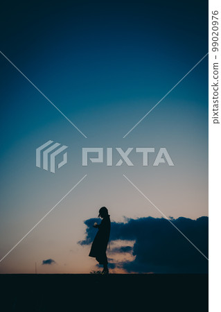 年輕女子剪影照片 99020976