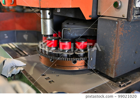 操作員設置壓力機自動打孔機,用沖床打孔 操作員設置壓力機自動打孔機,用沖床打孔 99021020