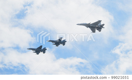 日本航空自衛隊 F-2 和印度空軍蘇霍伊 Su-30MKI 編隊 日本航空自衛隊 F-2 和印度空軍蘇霍伊 Su-30MKI 編隊 99021031