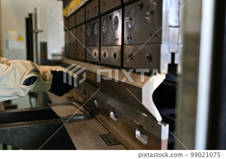 Bending operator press brake factory manufacturing industry Bending operator press brake factory manufacturing industry 99021075