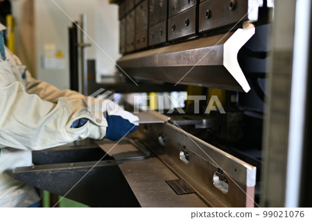 Bending operator press brake factory manufacturing industry 99021076