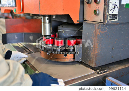 Worker punching holes with a punch press Set press auto puncher 99021114