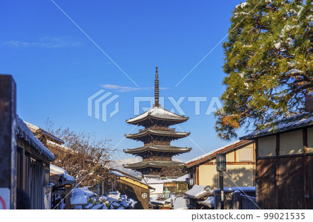 白雪皚皚的早晨,八坂塔和京都的街道 白雪皚皚的早晨,八坂塔和京都的街道 99021535
