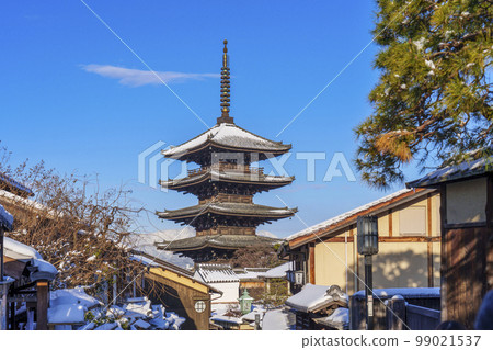 Yasaka Pagoda and the streets of Kyoto on a snowy morning 99021537