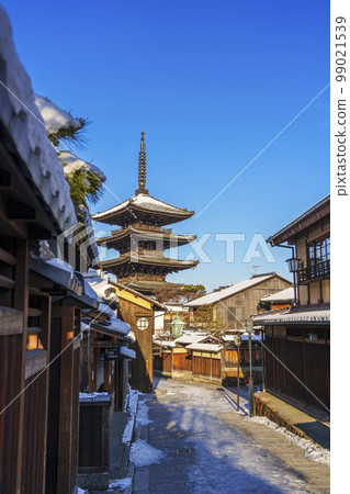 Yasaka Pagoda and the streets of Kyoto on a snowy morning Yasaka Pagoda and the streets of Kyoto on a snowy morning 99021539