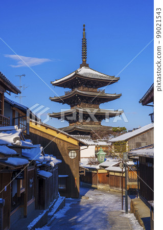 白雪皚皚的早晨，八坂塔和京都的街道 99021543