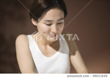 美麗的年輕女人洗臉滴 99021649
