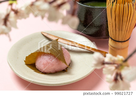 Sakura mochi and tea 99021727