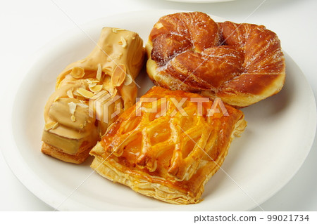 Sweet bread donut apple pie Sweet bread donut apple pie 99021734