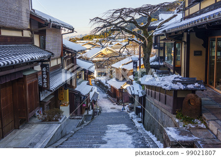 Kiyomizu-dera approach Sannen-zaka (Sannei-zaka) morning with remaining snow Kiyomizu-dera approach Sannen-zaka (Sannei-zaka) morning with remaining snow 99021807