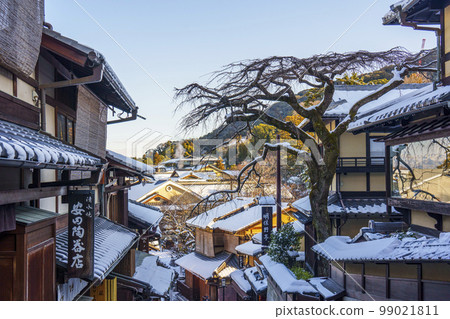 Kiyomizu-dera approach Sannen-zaka (Sannei-zaka) morning with remaining snow Kiyomizu-dera approach Sannen-zaka (Sannei-zaka) morning with remaining snow 99021811
