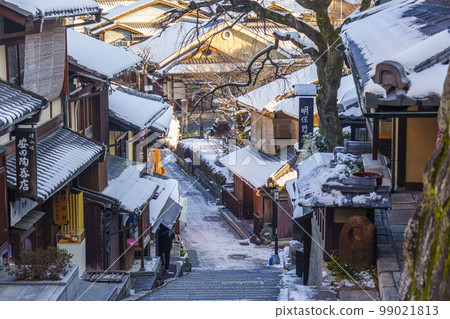 清水寺臨近產寧坂 (Sannei-zaka) 早上還有殘雪 99021813