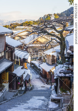 Kiyomizu-dera approach Sannen-zaka (Sannei-zaka) morning with remaining snow 99021819