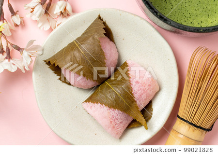 Two types of sakura mochi and tea 99021828