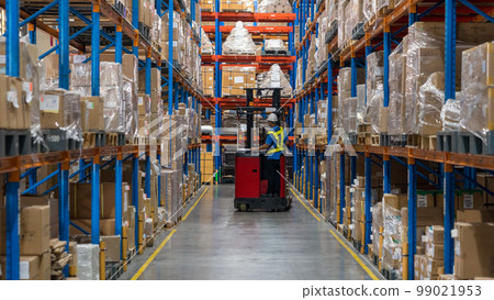 A worker working with a fork list in a distribution warehouse 99021953