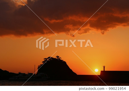 The sprouting sunset at Nishiizu Town Nishina Port 99021954