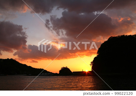 The sprouting sunset at Nishiizu Town Nishina Port The sprouting sunset at Nishiizu Town Nishina Port 99022120