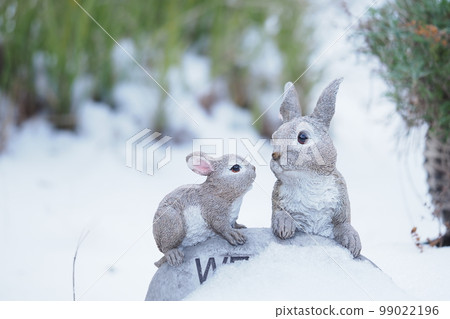 雪地裡的兔子雕像 99022196