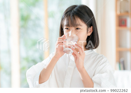 A girl drinking water 99022262