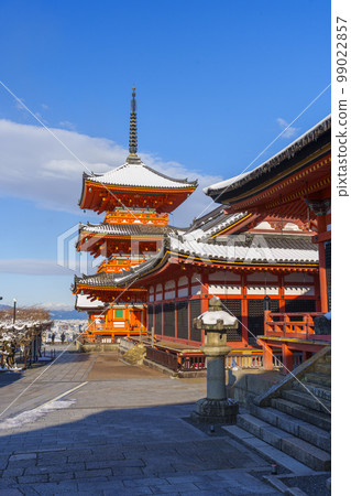Kiyomizu-dera temple in winter, three-storied pagoda and sutra hall, snowy morning (Higashiyama-ku, Kyoto) 99022857