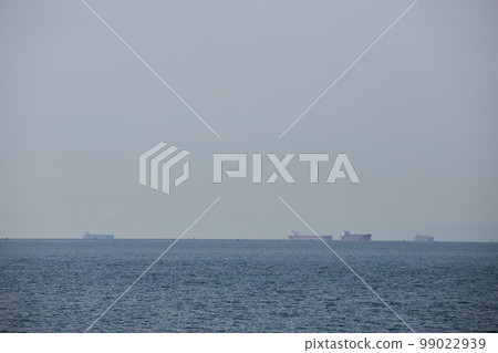 伊勢灣海面上的貨船風景 伊勢灣海面上的貨船風景 99022939