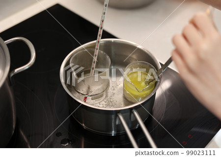 在水浴中用油溶液和溫度計手動混合燒杯 99023111