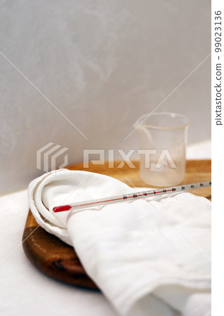 Beakers and thermometers and towels placed in the laboratory Beakers and thermometers and towels placed in the laboratory 99023136