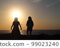 一個女人在夕陽背景下的剪影 99023240