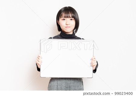 展示一本大寫生簿的年輕女人 99023400