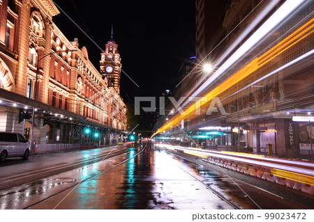 澳大利亞墨爾本弗林德斯街車站雨天夜景 99023472