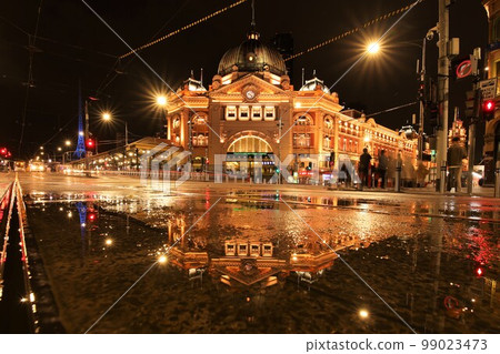 澳大利亞墨爾本弗林德斯街車站雨天夜景 99023473