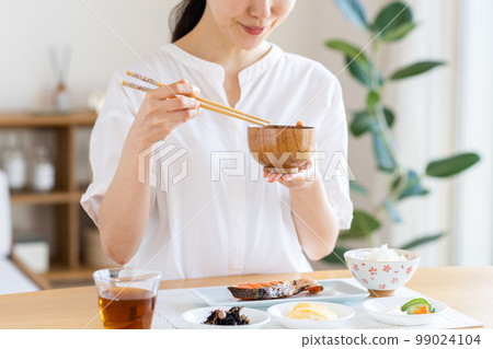 年輕女子吃早餐 99024104