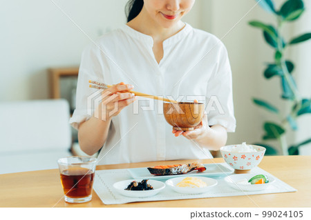 年輕女子吃早餐 99024105
