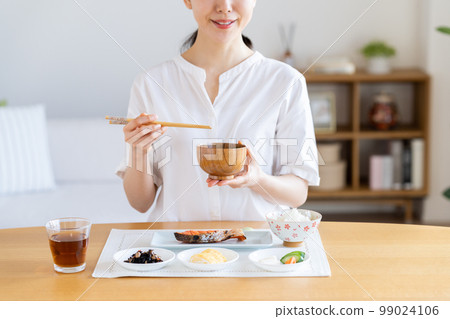 年輕女子吃早餐 99024106