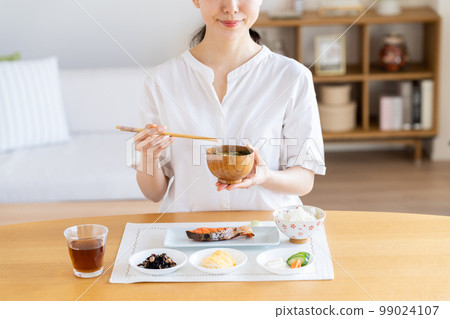 年輕女子吃早餐 99024107