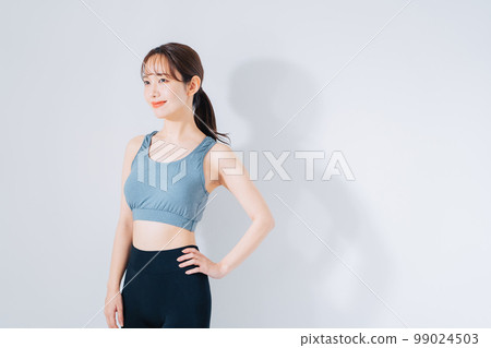 穿著運動服的年輕女子 99024503