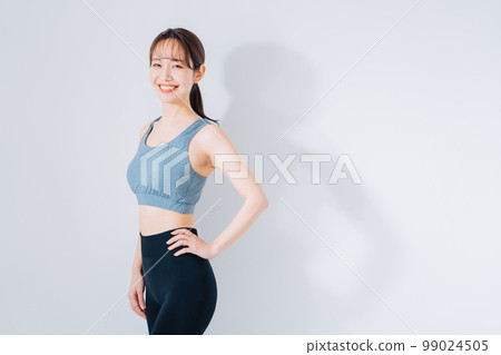 穿著運動服的年輕女子 穿著運動服的年輕女子 99024505