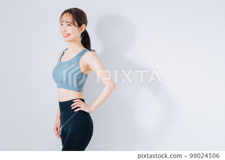 穿著運動服的年輕女子 99024506