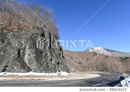冬天從黑神平看到的栃木縣日光伊呂波坂的風景 冬天從黑神平看到的栃木縣日光伊呂波坂的風景 99024825