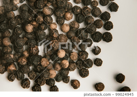 Black pepper peas in close-up 99024945
