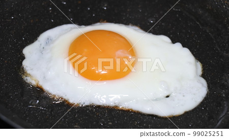 fried egg on frying pan 99025251