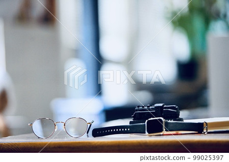 眼鏡、手錶和機車 99025397