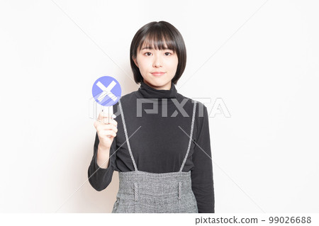 顯示 NG 盤子的年輕女子 顯示 NG 盤子的年輕女子 99026688