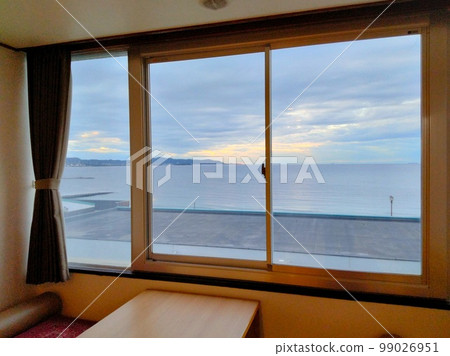 Sunrise over Tokyo Bay seen from the window 99026951