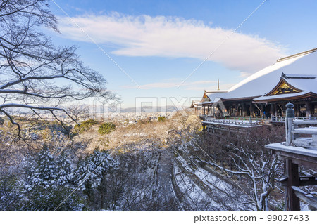 白雪皚皚的京都清水寺正殿 99027433