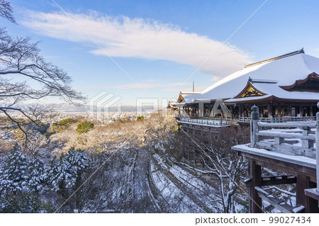 白雪皚皚的京都清水寺正殿 99027434